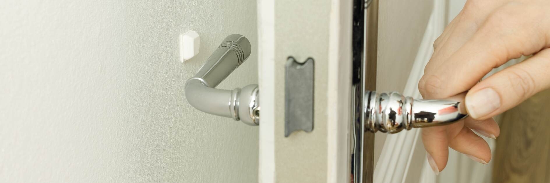 使用德莎保護緩沖墊，避免墻壁上產生不好看的痕跡。