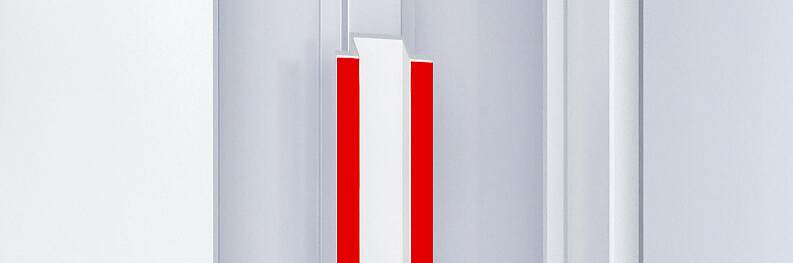 可使用泡棉膠帶，將加強筋固定至不銹鋼支架上。