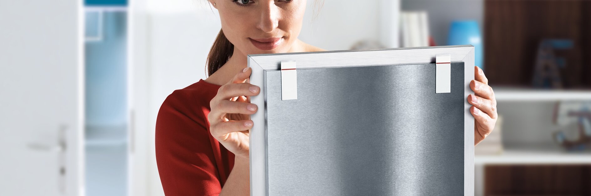 借助強力的膠帶，可將家居用品直接安裝于墻上。