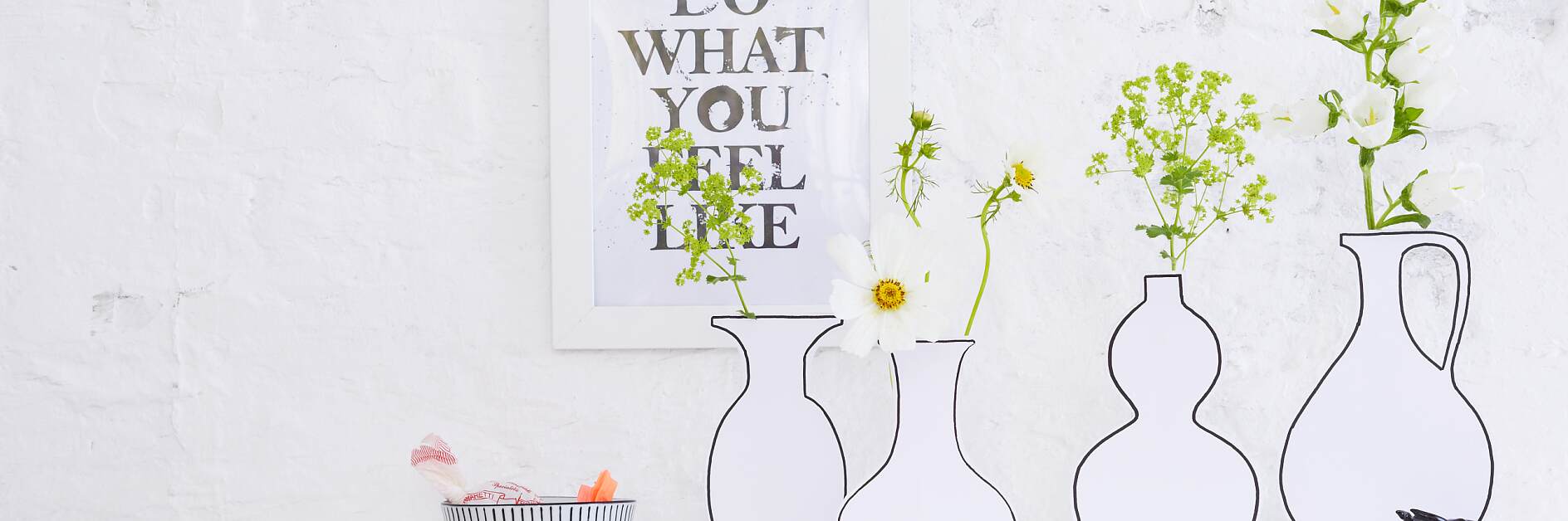 這些花瓶真的很特別—您一會兒工夫就能做出來： 紙板的后面是一些玻璃瓶，可供插花使用。