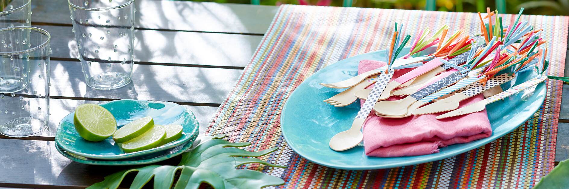 Picknickbesteck aus Holz sieht gew?hnlich recht langweilig aus. Wenn man die Griffe aber mit tesa? Deco Tape beklebt und dann noch mit Bastquasten verziert, sind sie ruck, zuck sommertauglich.