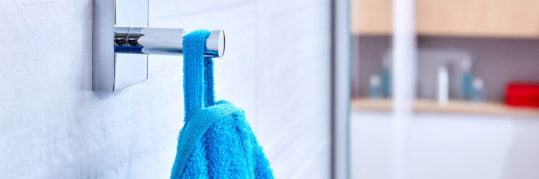 毛巾和浴袍在使用前，都需要一個可以懸掛并在使用前保持干燥的地方，所以掛鉤是必需的配件。