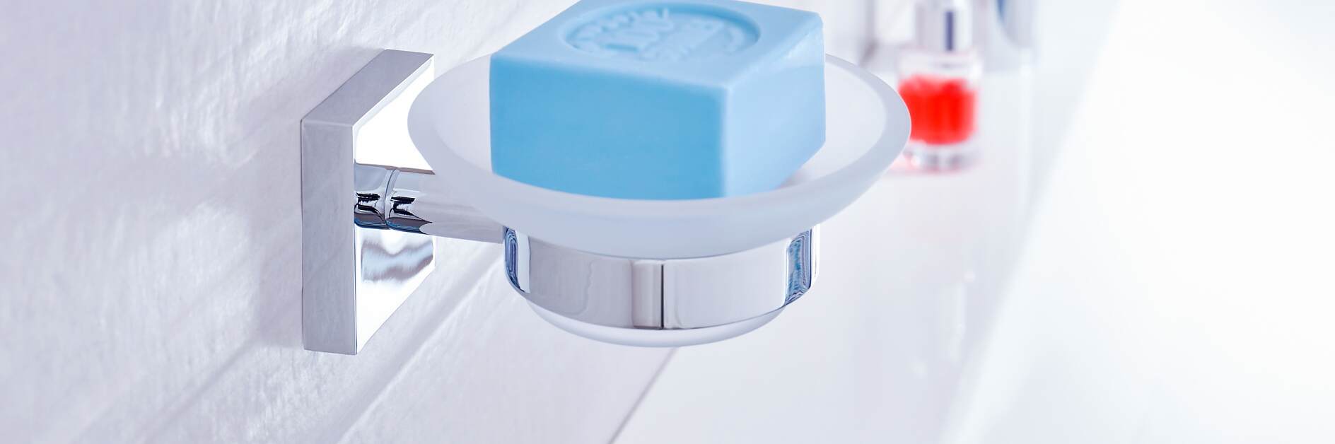 可以選擇各式各樣的肥皂盒，比如塑料、鉻和瓷材質的肥皂盒，其目的是保持您的手和水槽的清潔。