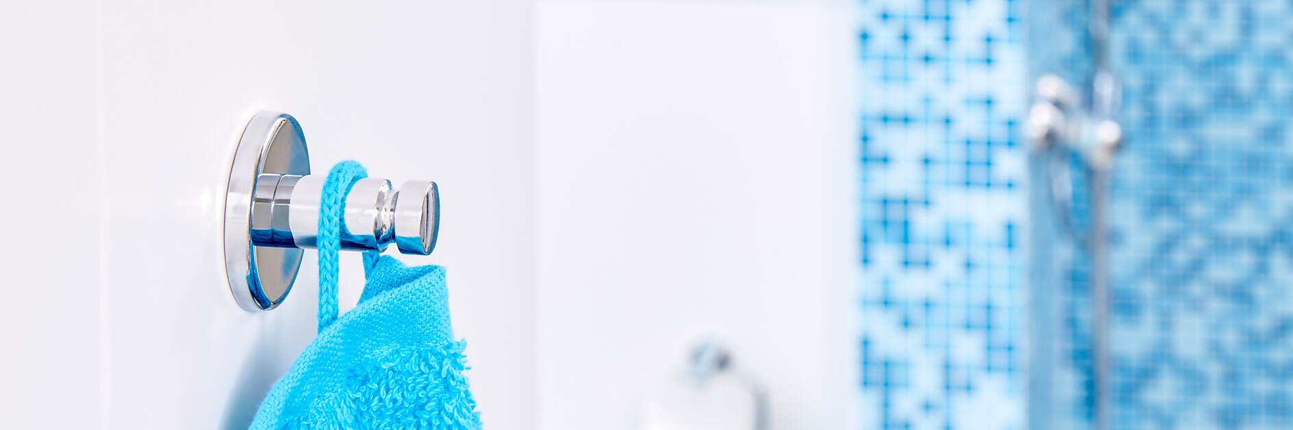 每條毛巾都需要一個掛鉤，方便將其掛在使用的地方。 選擇一個符合您浴室風格的掛鉤。